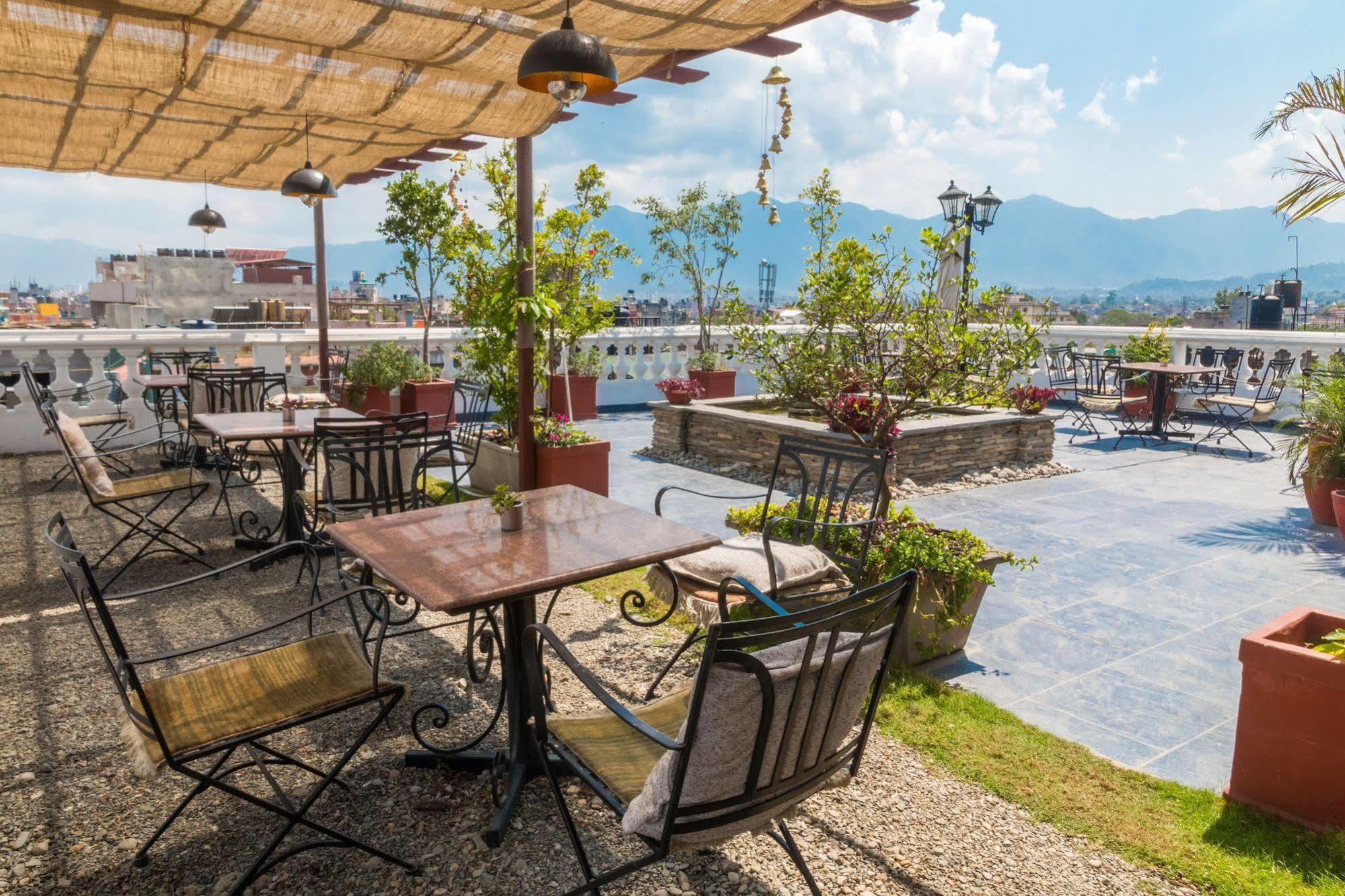 Hotel Excelsior Катманду Екстер'єр фото