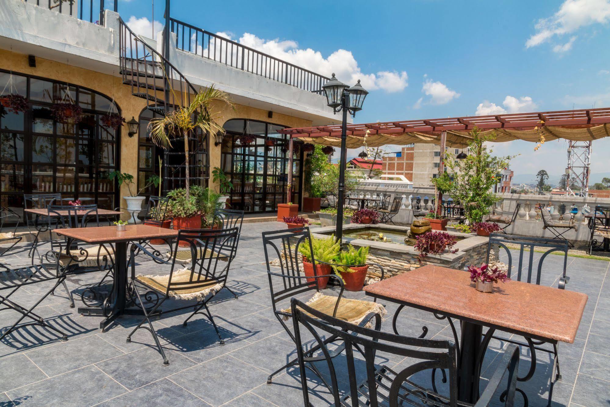 Hotel Excelsior Катманду Екстер'єр фото